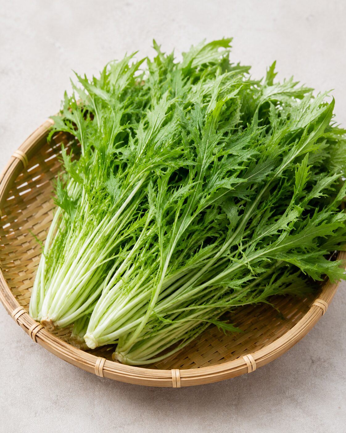 円形の籠に盛られた水菜